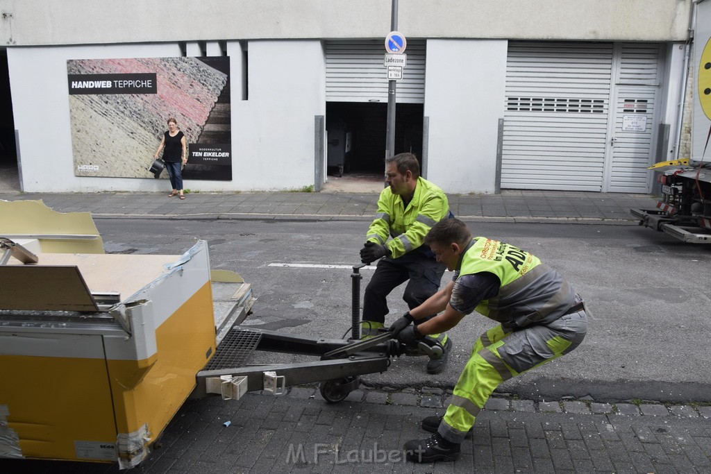 Bergung Verkaufsanhaenger Koeln Altstadt Sued Kleine Spitzengasse P127.JPG - Miklos Laubert